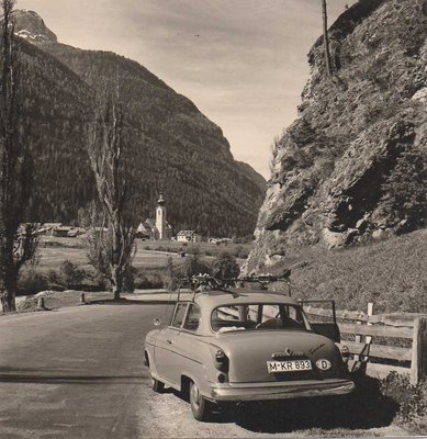 Reisen_Auto_Borgwardt_Isabella_1954_1962_Straße_Dorf_Berge.jpg