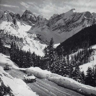 Strasse_Blick_Skigebiet_Axamer_Lizum_1960erJahre.jpg